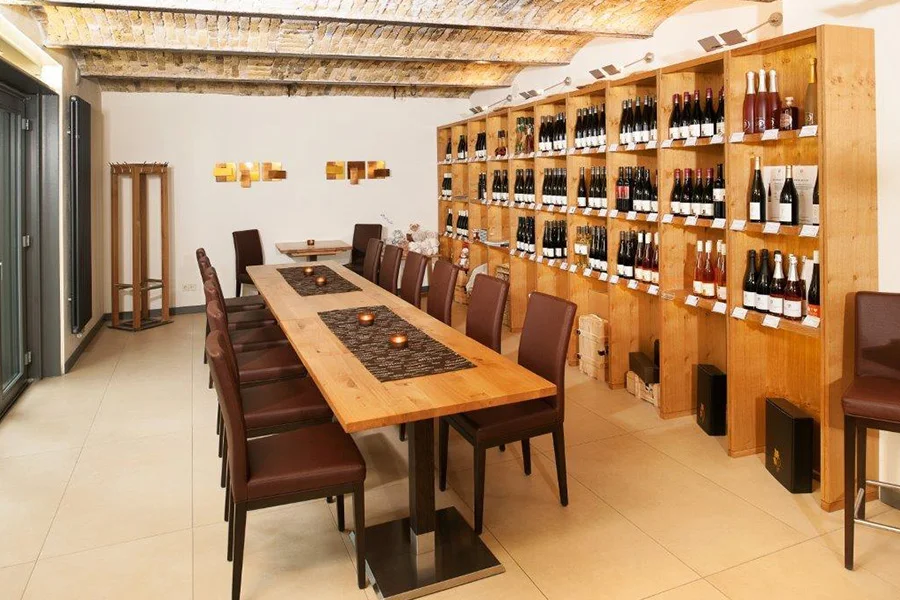 Einblick Vinothek Weingut VinoPeth